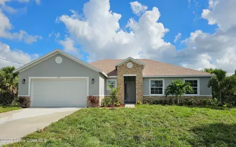 571 Fondulac St SW, Palm Bay, FL 32908