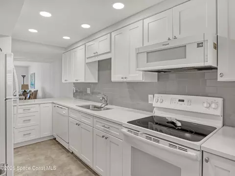 Kitchen - 170 Paradise Blvd #17014, Indialantic, FL 32903 photo 5 of 8