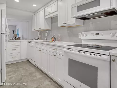 Kitchen - 170 Paradise Blvd #17014, Indialantic, FL 32903 photo 4 of 8