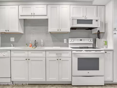 Kitchen - 170 Paradise Blvd #17014, Indialantic, FL 32903 photo 2 of 8