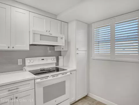Kitchen - 170 Paradise Blvd #17014, Indialantic, FL 32903 photo 3 of 8