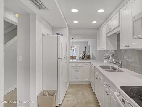 Kitchen - 170 Paradise Blvd #17014, Indialantic, FL 32903 photo 7 of 8