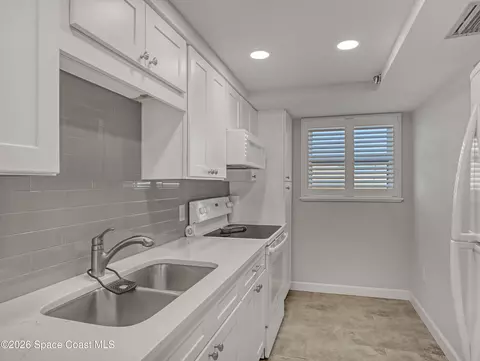 Kitchen - 170 Paradise Blvd #17014, Indialantic, FL 32903 photo 8 of 8