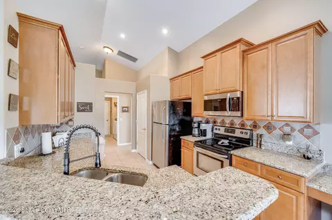 Kitchen - 4910 Worthington Cir, Rockledge, FL 32955 photo 4 of 6