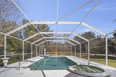 Exterior - 620 W Pine Rd, Melbourne, FL 32904 photo 8 of 10