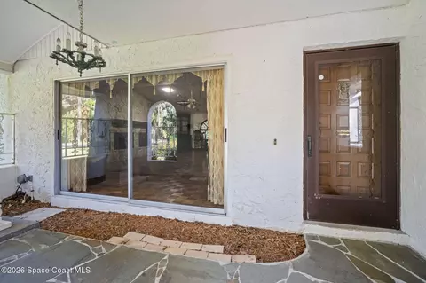 Exterior - 620 W Pine Rd, Melbourne, FL 32904 photo 5 of 10