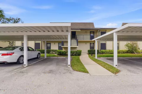 35 Plantation Dr #201, Vero Beach, FL 32966
