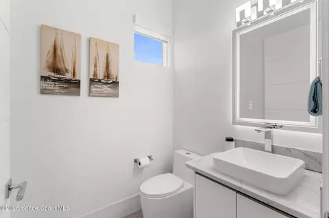Bath - 1809 Riverview Dr, Melbourne, FL 32901 photo 2 of 9