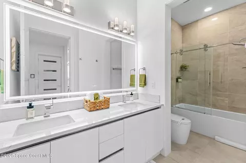 Bath - 1809 Riverview Dr, Melbourne, FL 32901 photo 3 of 9