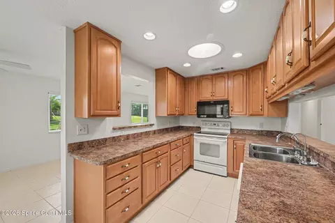 Kitchen - 1071 Continental Ave, Melbourne, FL 32940 photo 2 of 2