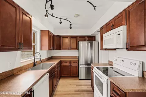 Kitchen - 770 Mohawk Ave, Melbourne, FL 32935 photo 3 of 4