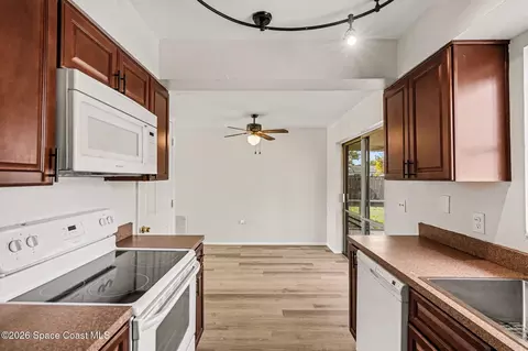 Kitchen - 770 Mohawk Ave, Melbourne, FL 32935 photo 2 of 4