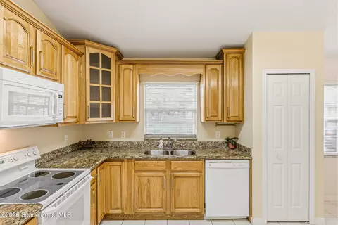 Kitchen - 975 S Fork Cir, Melbourne, FL 32901 photo 2 of 3