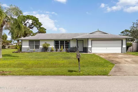627 Binney St NE, Palm Bay, FL 32907