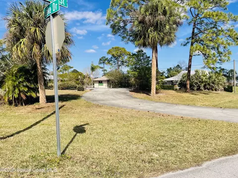 702 Lake Dr, Sebastian, FL 32958