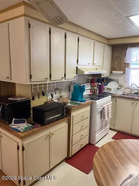 533 Ruth Cir, Melbourne, FL 32904 photo 3