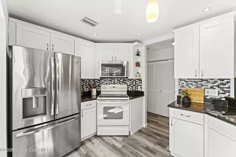 Kitchen - 1018 Villa Dr, Melbourne, FL 32940 photo 4 of 5