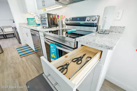 Kitchen - 557 Ixora Dr, Melbourne, FL 32935 photo 6 of 6