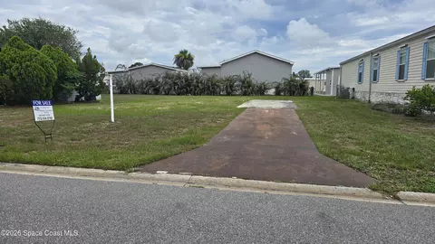 855 Hawthorn Cir, Barefoot Bay, FL 32976