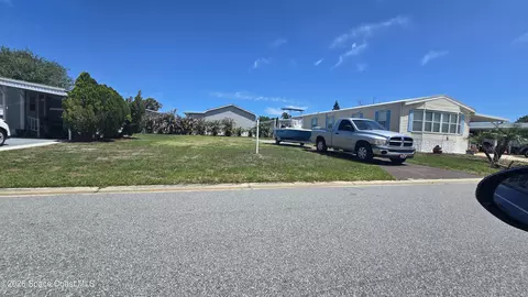 855 Hawthorn Cir, Barefoot Bay, FL 32976