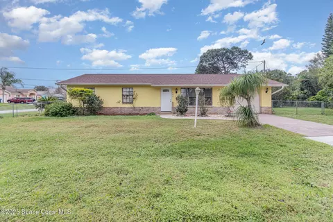 660 Grandeur St SE, Palm Bay, FL 32909