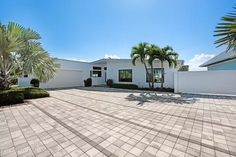 93 W Bay Dr, Cocoa Beach, FL 32931