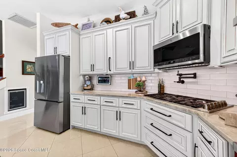 Kitchen - 583 Young St, Melbourne, FL 32935 photo 5 of 8