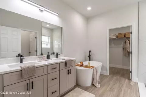 Bath - 983 Pace Dr NW, Palm Bay, FL 32907 photo 3 of 5