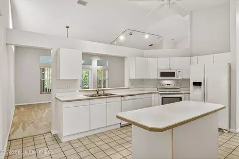 Kitchen - 604 Brookwood Pl, Melbourne, FL 32940 photo 4 of 6