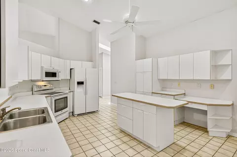 Kitchen - 604 Brookwood Pl, Melbourne, FL 32940 photo 3 of 6