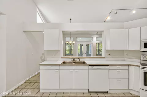 Kitchen - 604 Brookwood Pl, Melbourne, FL 32940 photo 5 of 6