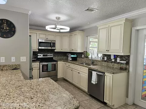 Kitchen - 1925 Bradway St NE, Palm Bay, FL 32905 photo 6 of 7