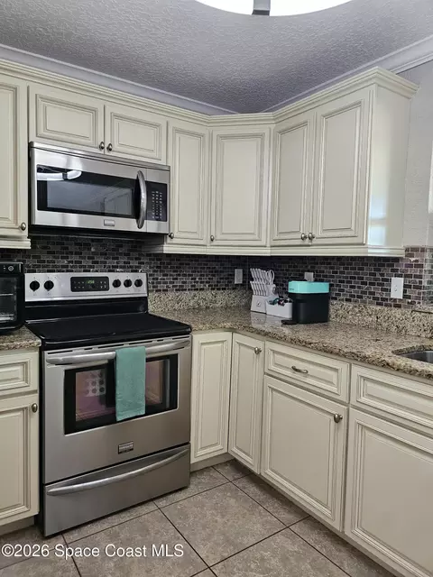 Kitchen - 1925 Bradway St NE, Palm Bay, FL 32905 photo 5 of 7