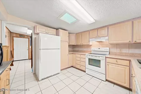 Kitchen - 241 Avenida Central, Indialantic, FL 32903 photo 1 of 2