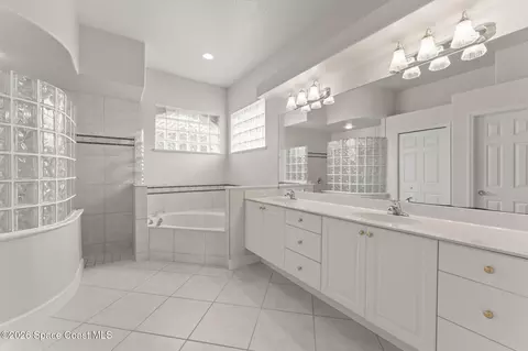 Bath - 692 Nicklaus Dr, Melbourne, FL 32940 photo 1 of 3