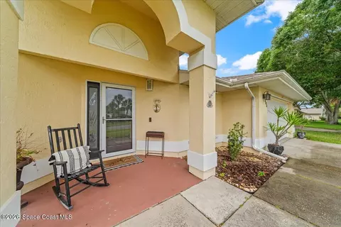 2695 Forest Run Dr, Melbourne, FL 32935