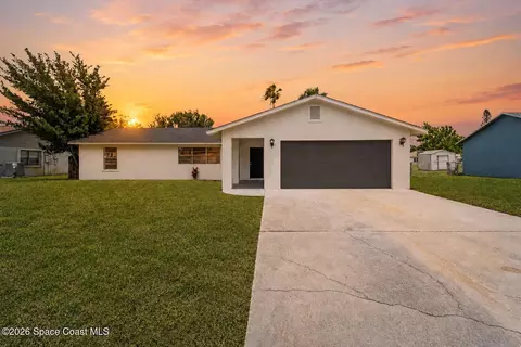 901 Grandeur St SE, Palm Bay, FL 32909