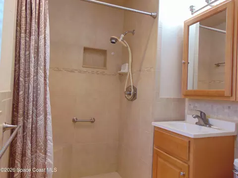Bath - 1963 Jackson Ave, Melbourne, FL 32935 photo 2 of 2