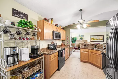 Kitchen - 4670 Blackmore Ct, Melbourne, FL 32934 photo 1 of 3
