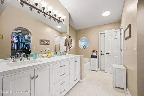 Bath - 4670 Blackmore Ct, Melbourne, FL 32934 photo 2 of 2