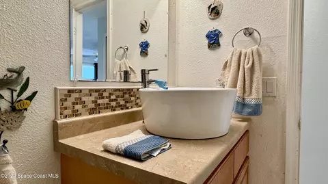 Bath - 815 Juniper Ln, Melbourne, FL 32901 photo 3 of 4