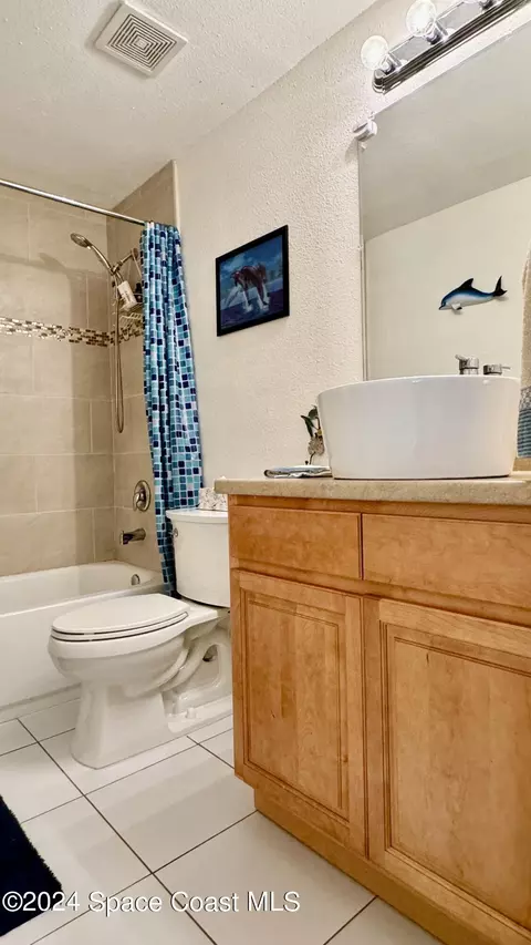 Bath - 815 Juniper Ln, Melbourne, FL 32901 photo 2 of 4