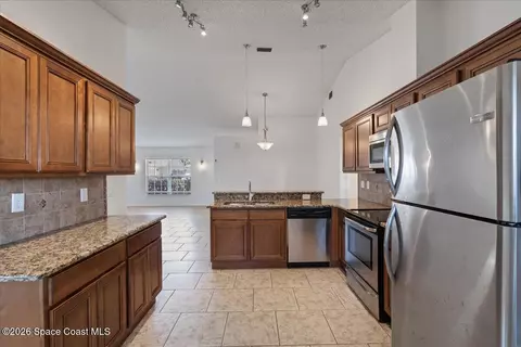 816 Hunters Creek Dr, Melbourne, FL 32904