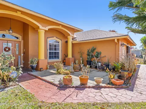 882 Palo Alto St SE, Palm Bay, FL 32909