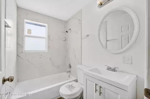 Bath - 2343 Grant St, Melbourne, FL 32901 photo 3 of 4
