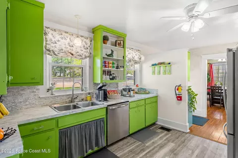 Kitchen - 907 E Melbourne Ave, Melbourne, FL 32901 photo 1 of 6