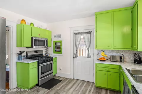 Kitchen - 907 E Melbourne Ave, Melbourne, FL 32901 photo 3 of 6