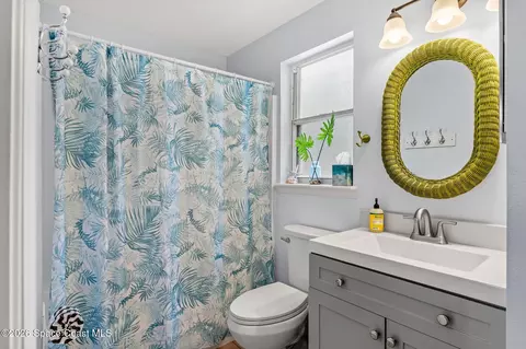 Bath - 907 E Melbourne Ave, Melbourne, FL 32901 photo 8 of 8