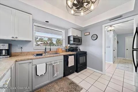 Kitchen - 637 E Lincoln Ave, Melbourne, FL 32901 photo 2 of 3