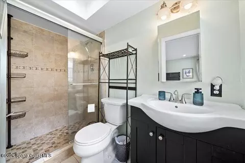 Bath - 637 E Lincoln Ave, Melbourne, FL 32901 photo 3 of 3